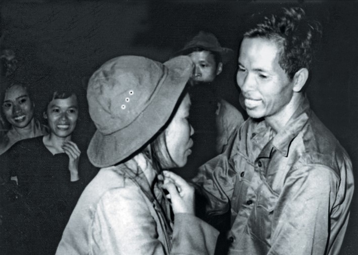 CHU CHÍ THÀNH -  Hạnh phúc của những người chiến thắng - Trung tá Nguyễn Minh Sang và vợ chị Nguyễn Thị Hà cán bộ địch hậu gặp nhau sau 13 năm bị cầm tù trong các trại giam Mỹ Ngụy - Quảng Trị 1973